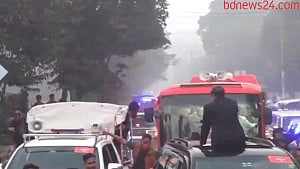 বাবার কবর জিয়ারত শেষে স্মৃতিসৌধের পথে তারেক