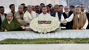 দেড় যুগ পর বাবার কবরের পাশে তারেক রহমান