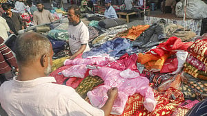 ফুটপাতে গরম পোশাক