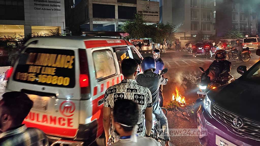 বিটিআরসি ঘেরাও: আগারগাঁওয়ে চরম দুর্ভোগ, নিস্তার পাচ্ছেন না রোগীরাও