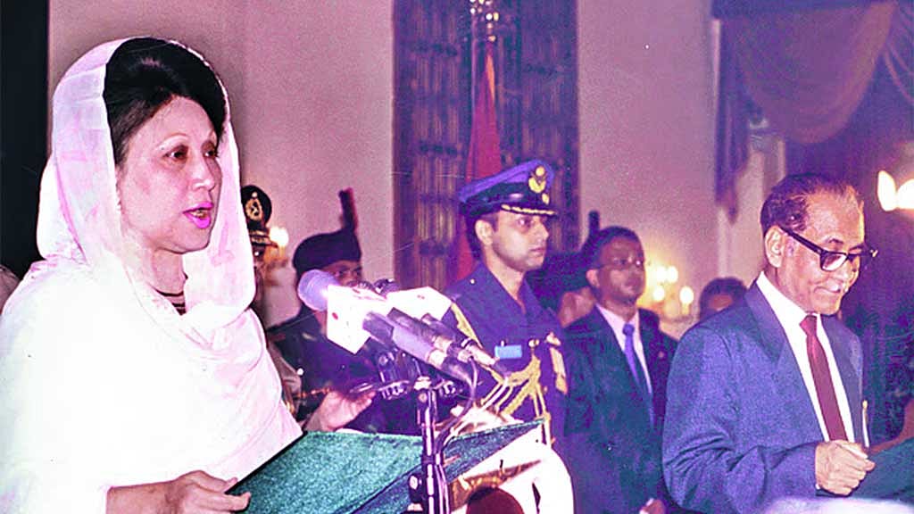 ১৯৯১ সালের ২০ মার্চ বাংলাদেশের ইতিহাসে প্রথম নারী প্রধানমন্ত্রী হিসেবে শপথ নেন বেগম খালেদা জিয়া। ছবি: মো. লুৎফর রহমান বীনু