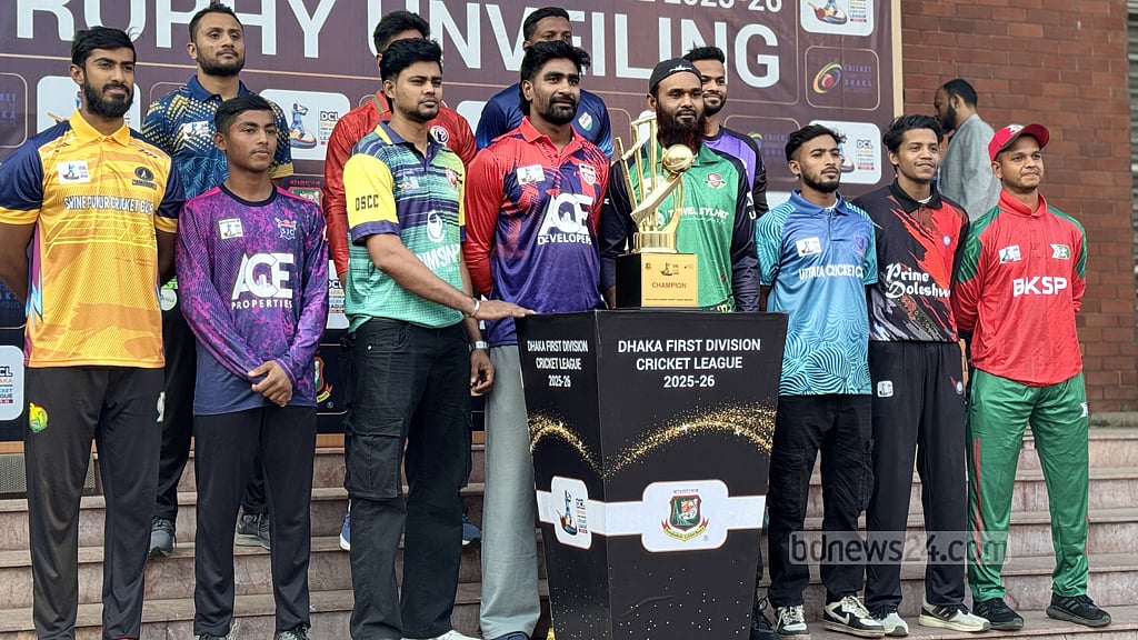 বাইরে যখন ক্রিকেটাররা মানববন্ধন করছেন, ভেতরে তখন চলছে প্রথম বিভাগের ক্রিকেট লিগের ট্রফি উন্মোচন। ছবি: বিডিনিউজ টোয়েন্টিফোর ডটকম