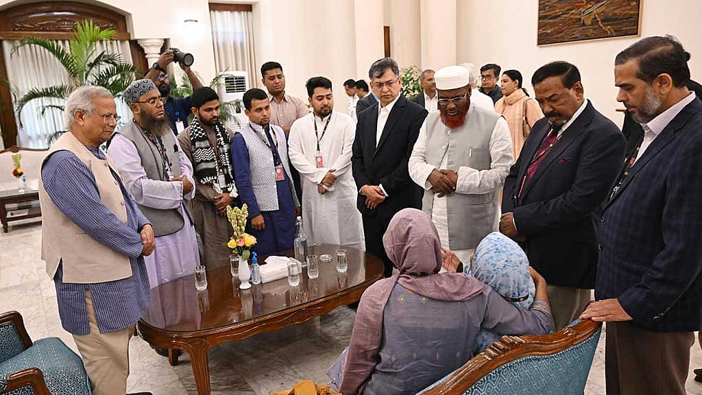 রাষ্ট্রীয় অতিথি ভবন যমুনায় প্রধান উপদেষ্টা মুহাম্মদ ইউনূস, বিএনপি, জামায়াত ও এনসিপির নেতারা ওসমান হাদির বোনের সঙ্গে কথা বলেন। ছবি: পিআইডি 