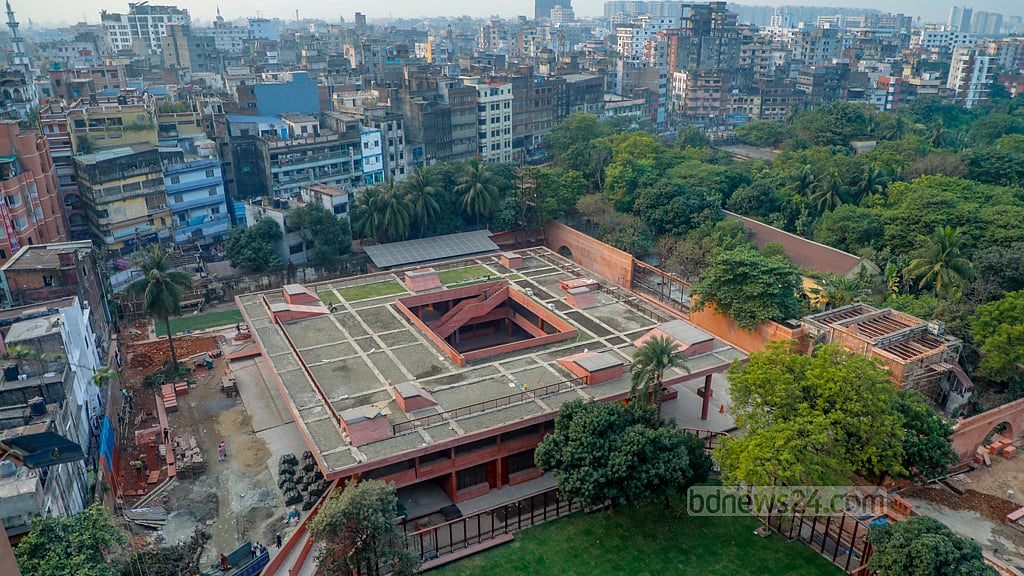 পুরান ঢাকার নাজিমুদ্দিন রোডের পুরনো কেন্দ্রীয় কারাগারের দক্ষিণ অংশে চক কমপ্লেক্স নামে একটি দোতলা ভবন নির্মাণ করা হয়েছে, যেখানে থাকবে বই ও খাবারের দোকান। ছবি: আব্দুল্লাহ আল মমীন