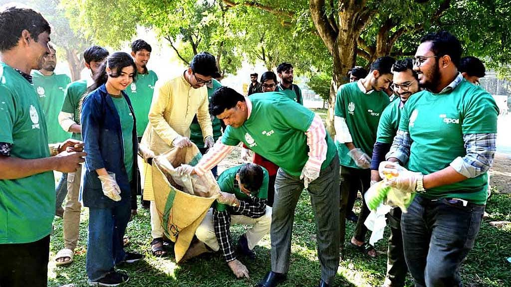 চাকসুর উদ্যোগে গত রোববার ক্যাম্পাসে পরিচ্ছন্নতা অভিযান পরিচালনা করা হয়। ছবি: চাকসু