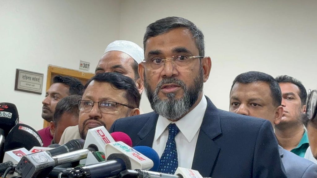 ইসির সভার পর ব্রিফিং করেন নির্বাচন কমিশনার আবুল ফজল মো. সানাউল্লাহ।