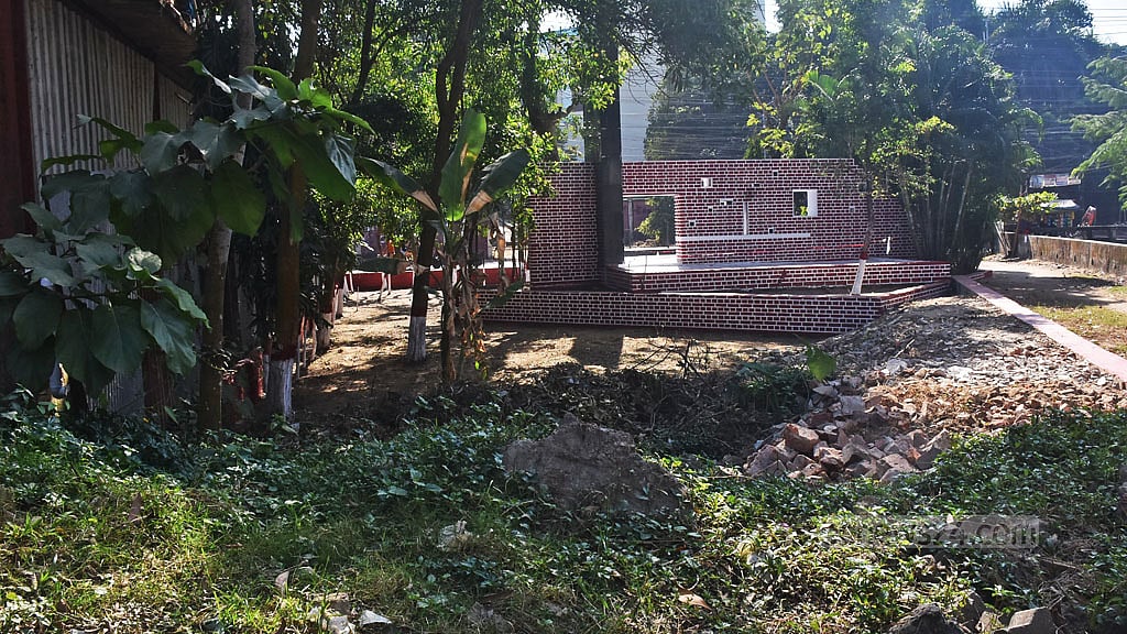 বধ্যভূমির সামনের অংশ শ্রদ্ধা নিবেদনের প্রস্তুত করা হলেও পেছনের অংশে পরে আছে ভাঙা কংক্রিট। বছরের বেশিরভাগ সময় চারপাশ থাকে ঝোপঝাড়ে ঢাকা থাকে। ছবি: সুমন বাবু