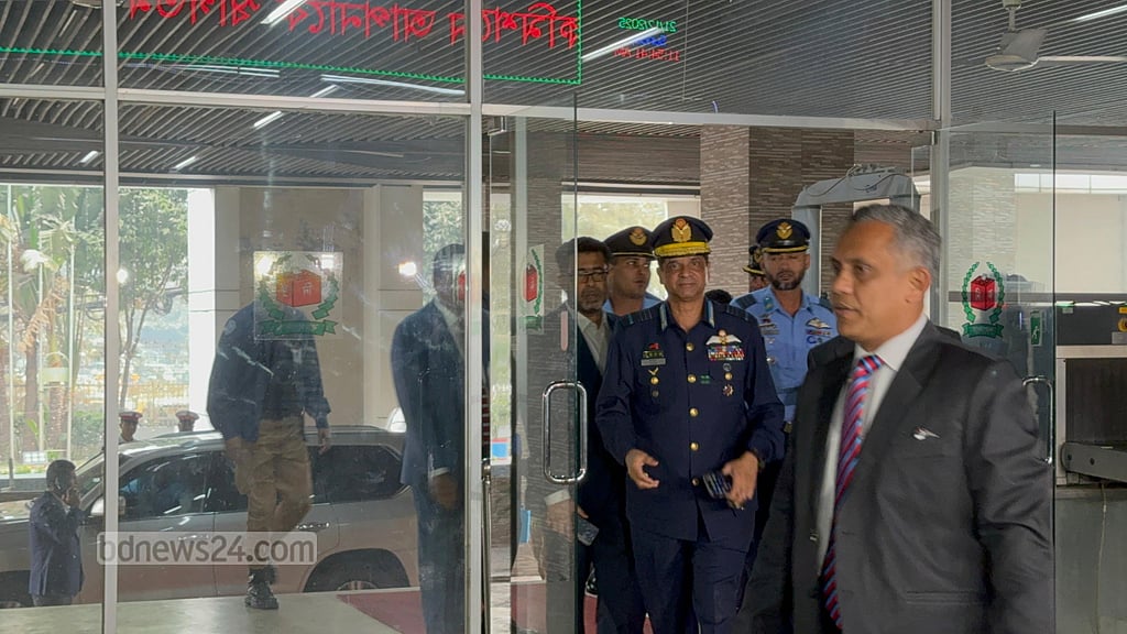 বিমান বাহিনী প্রধান এয়ার চিফ মার্শাল হাসান মাহমুদ খান