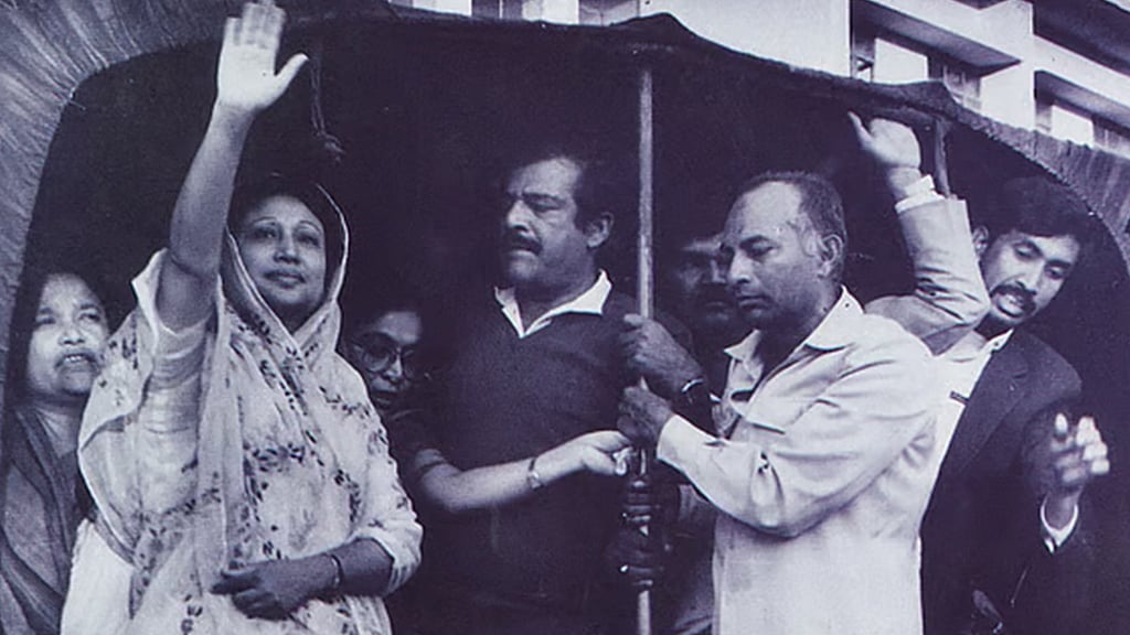 ৭–দলীয় জোটের নেত্রী হিসেবে এরশাদবিরোধী আন্দোলনে খালেদা জিয়া। ছবি: মো. লুৎফর রহমান বীনুর ‘গণতন্ত্রের সংগ্রাম’ বই থেকে নেওয়া