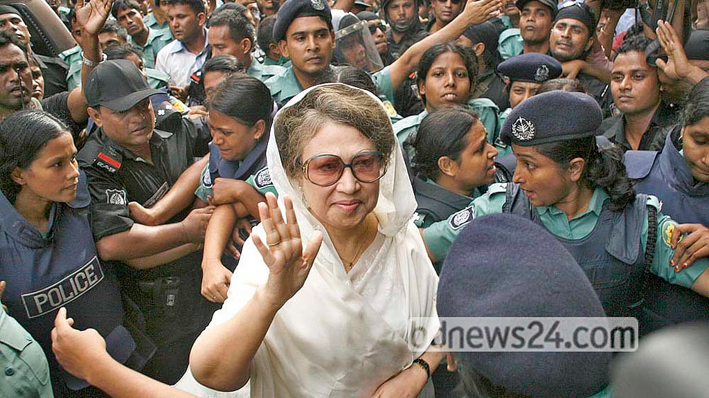 Sept 3, 2007: Following her arrest during the state of emergency, Khaleda Zia is taken to the special jail inside the National Parliament complex after being produced before a court. Photo: Qamruzzaman