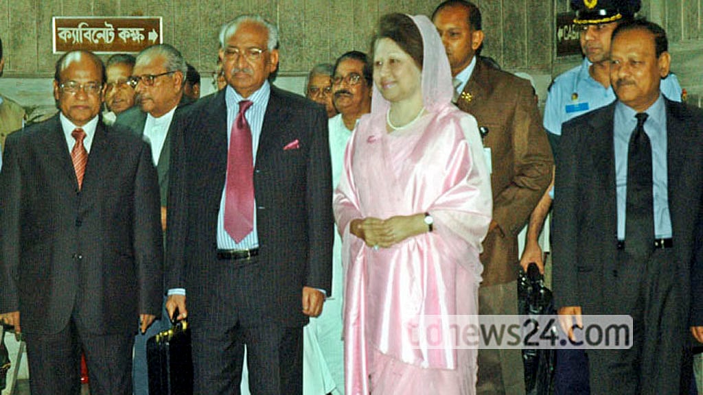 Jun 8, 2006. Prime Minister Khaleda Zia with the then Finance Minister M Saifur Rahman at the parliament building before presenting the budget for the fiscal year 2006-2007.