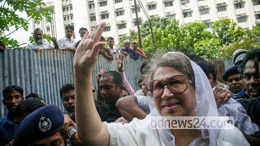 Sept 11, 2008: Khaleda Zia waves to supporters outside PG Hospital following her release. Photo: Muhammad Mostafigur Rahman