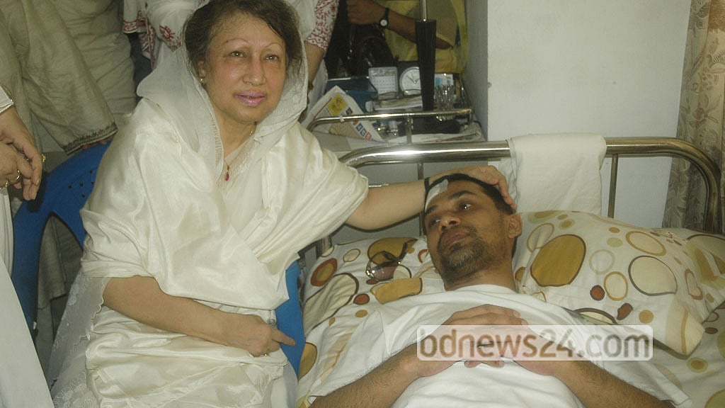 ২০০৮ সালের ১১ সেপ্টেম্বর। দেশে তখন জরুরি অবস্থা। এক বছর পর কারাগার থেকে মুক্তি পেয়ে সাবেক প্রধানমন্ত্রী খালেদা জিয়া তখনকার পিজি হাসপাতালে যান বড় ছেলে তারেক রহমানকে দেখতে।