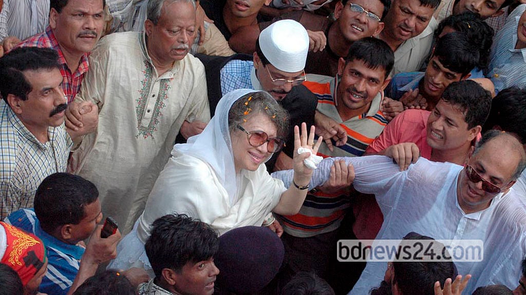 Sept 11, 2008. During the state of emergency. A year after being released from prison, former prime minister Khaleda Zia was surrounded by cheering supporters as she went to visit the grave of her husband, Ziaur Rahman. Photo: Mustafiz Mamun