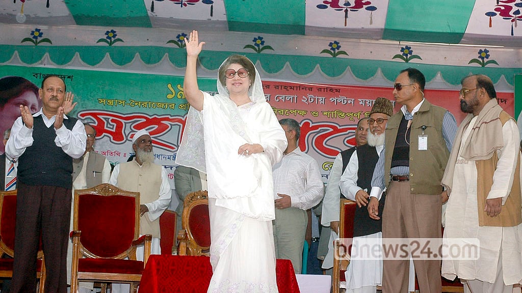 Dec 19, 2006: Amid intense political unrest, Khaleda Zia waves to supporters at the four-party rally at Paltan Maidan. BNP leaders Abdul Mannan Bhuiyan, Salauddin Quader Chowdhury, Sadeque Hossain Khoka and Jamaat-e-Islami chief Matiur Rahman Nizami are also on the stage. Photo: Firoz Ahmed