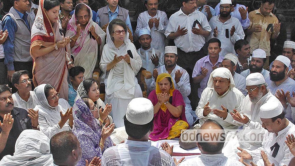 May 30, 2007: Khaleda Zia attends a prayer gathering at Ziaur Rahman’s grave. Photo: Muhammad Mostafigur Rahman