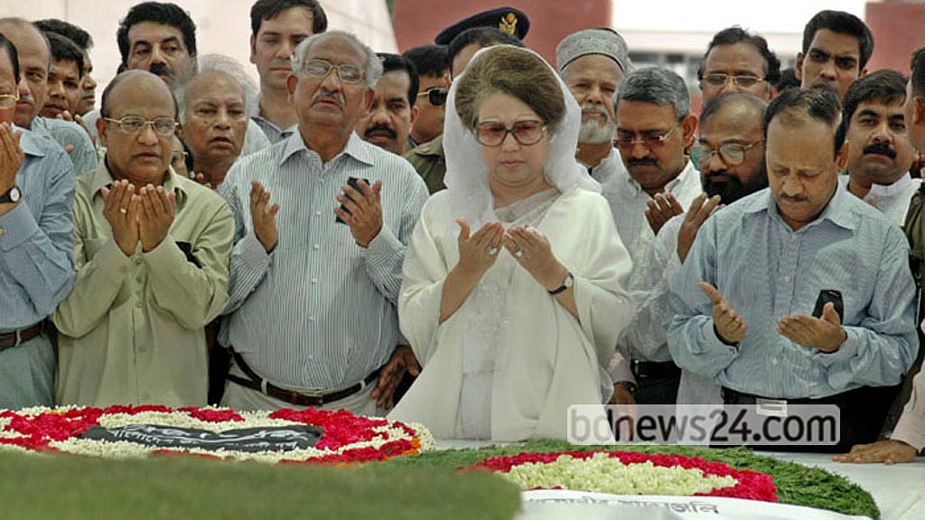 May 30, 2007: During the state of emergency, Khaleda Zia pays tribute at the grave of her husband, former president Ziaur Rahman, on his death anniversary at Sher-e-Bangla Nagar. Photo: Muhammad Mostafigur Rahman