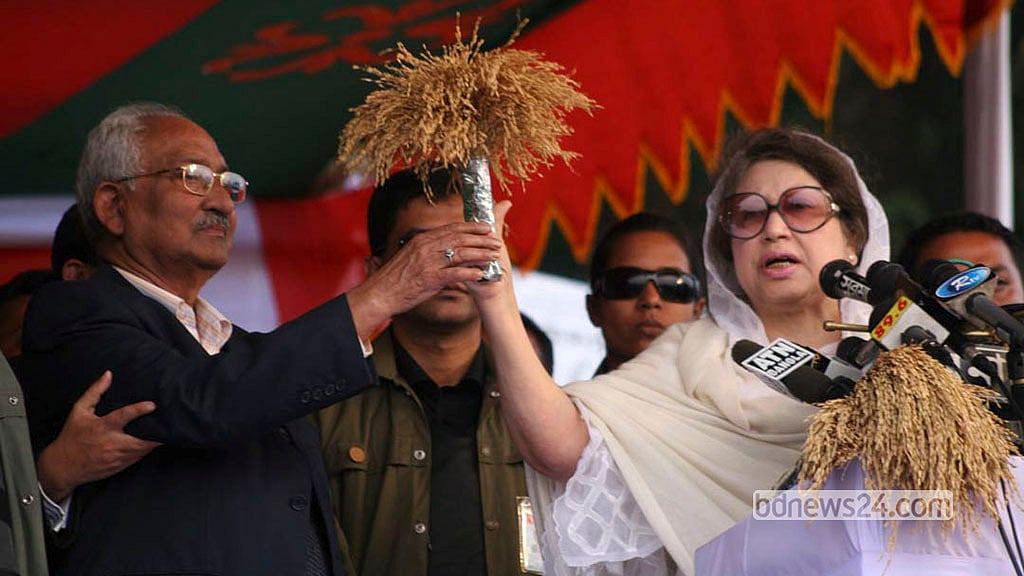 Dec 22, 2008: Ahead of the ninth parliamentary election, Khaleda Zia hands over the BNP’s electoral symbol, the paddy sheaf, to party candidate M Saifur Rahman at a rally in Sylhet.