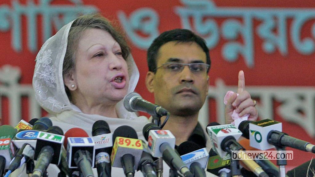 Dec 27, 2008: Khaleda Zia displays the BNP’s election symbol at a four-party alliance rally at Paltan Maidan. Muhammad Mostafigur Rahman