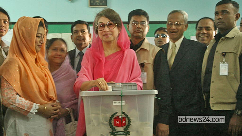 Dec 29, 2008. BNP chief Khaleda Zia casts her vote at the Adamjee Cantonment College polling centre in the 9th parliamentary polls. Photo: Firoz Ahmed