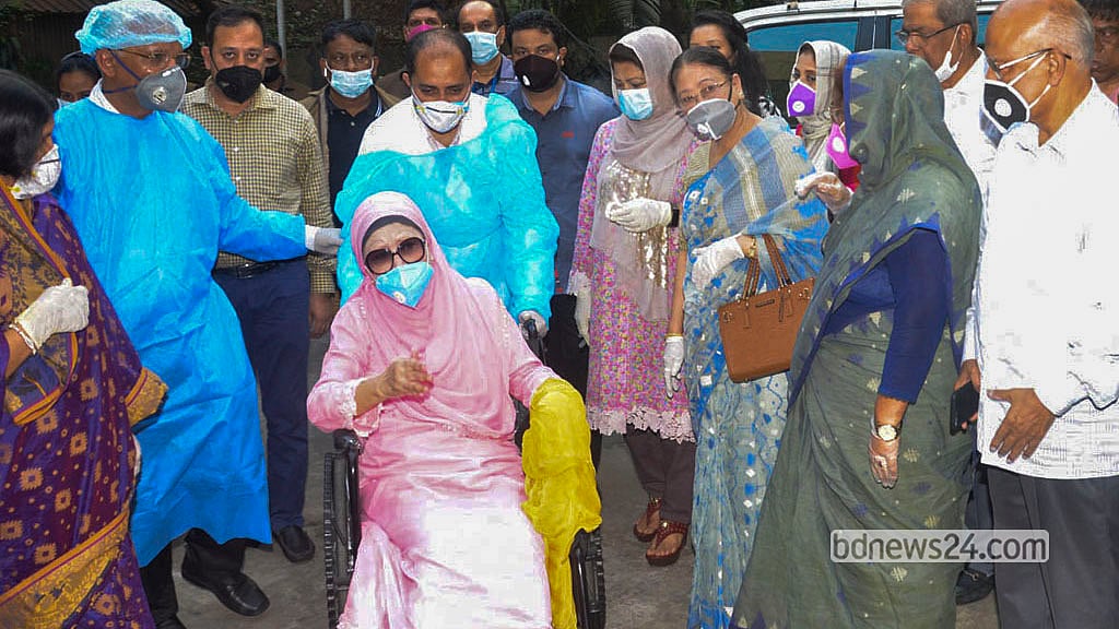 Mar 25, 2020: Amid the COVID-19 pandemic, Khaleda Zia is released conditionally for six months after serving 25 months in prison. Party leaders and activists gather at Bangabandhu Sheikh Mujib Medical University to see her. Photo: Asif Mahmud Ove