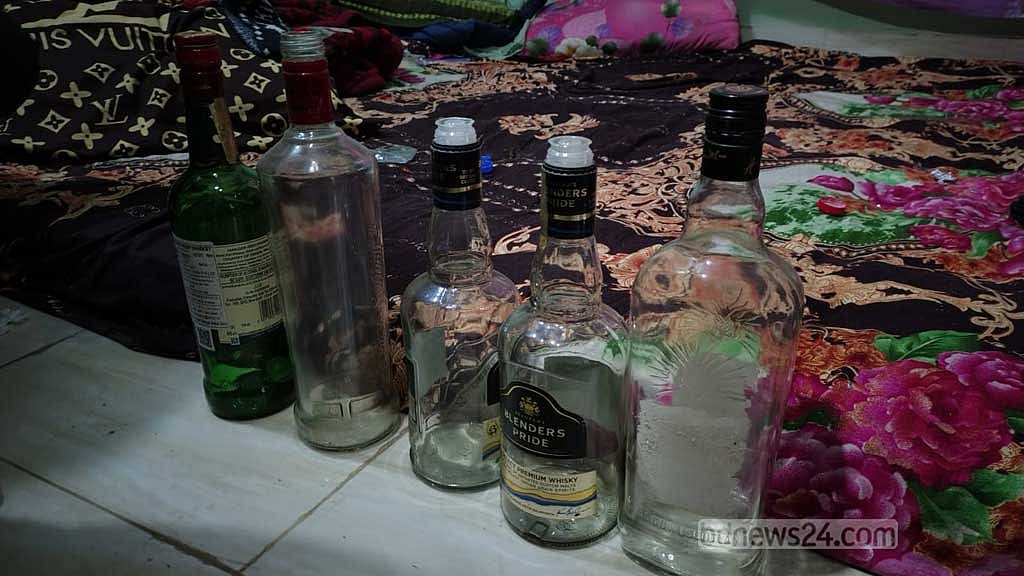 মোতালেবকে যে বাসায় গুলি করা হয়েছে, সেখান থেকে এসব সরঞ্জাম উদ্ধার করার কথা জানিয়েছে পুলিশ।