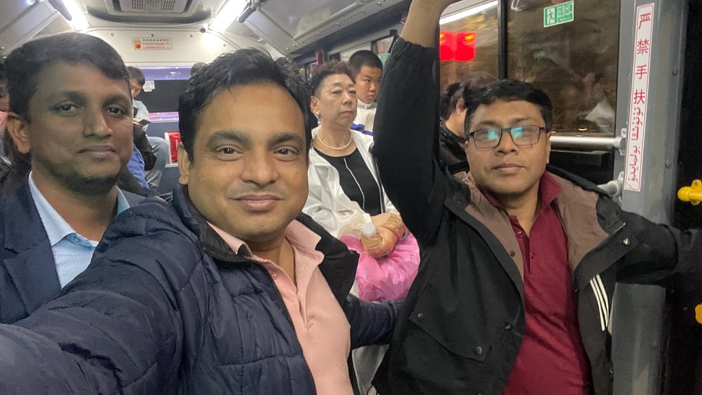 বিআরটি বাসে সহকর্মীদের সঙ্গে লেখক (বাঁ থেকে দ্বিতীয়)।