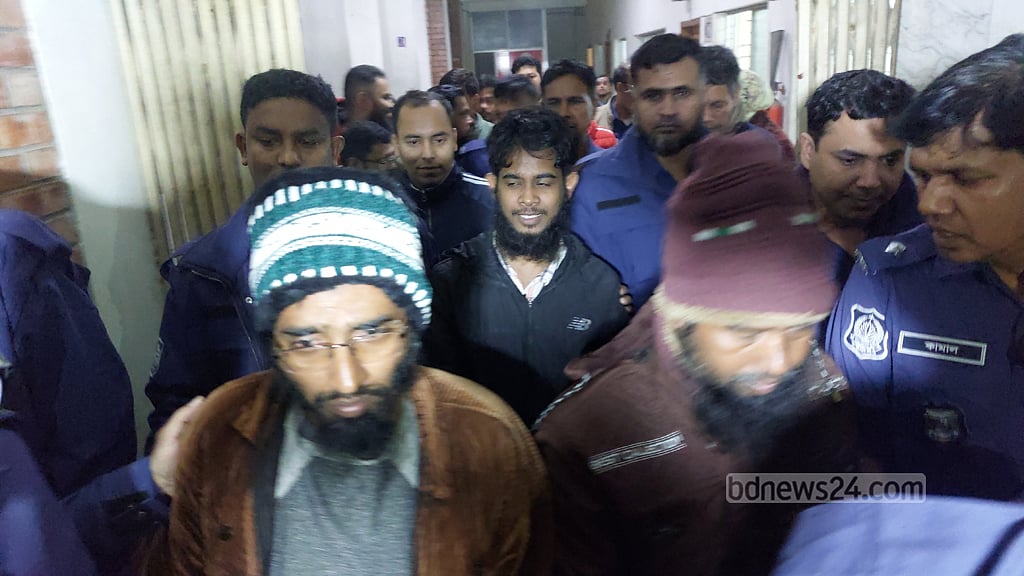 রিমান্ড শুনানির জন্য রোববার আদালেতে তোলা হয় আসামিদের।