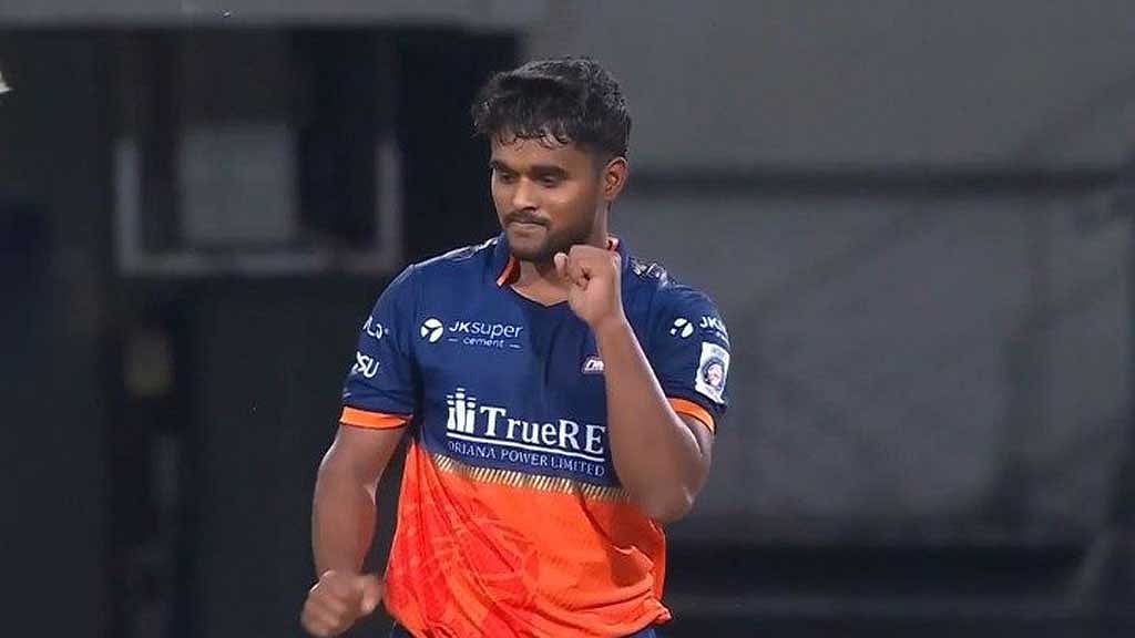 স্বীকৃত ক্রিকেটে এখন পর্যন্ত কেবল তিনটি ম্যাচ খেলেছেন মাঙ্গেশ