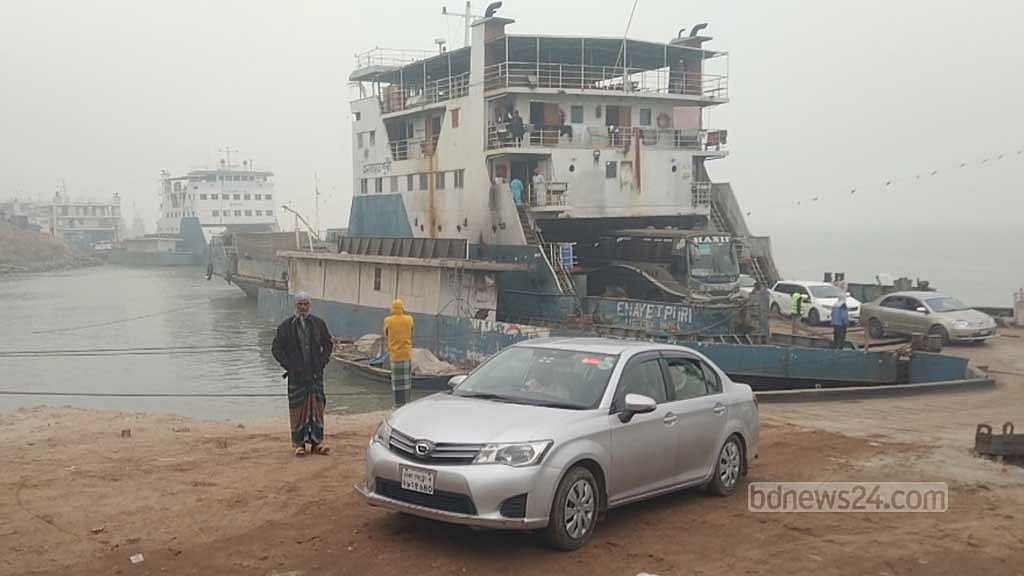 মানিকগঞ্জের পাটুরিয়া থেকে ঘাট থাকা একটি ফেরি। 