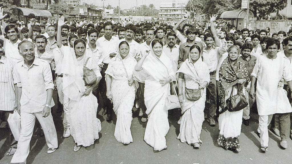 ১৯৯০ সালের ৫ ডিসেম্বর, এরশাদের পতনের পর খালেদা জিয়ার নেতৃত্বে ছাত্র-জনতার বিজয় মিছিল। ছবি: লুৎফর রহমান বীনু