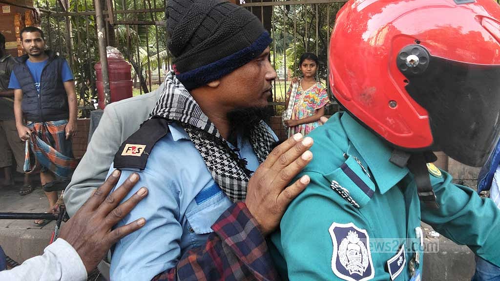 জিজ্ঞাসাবাদের জন্য দারোয়ান খালেককে  হেফাজতে নিয়েছে পুলিশ।