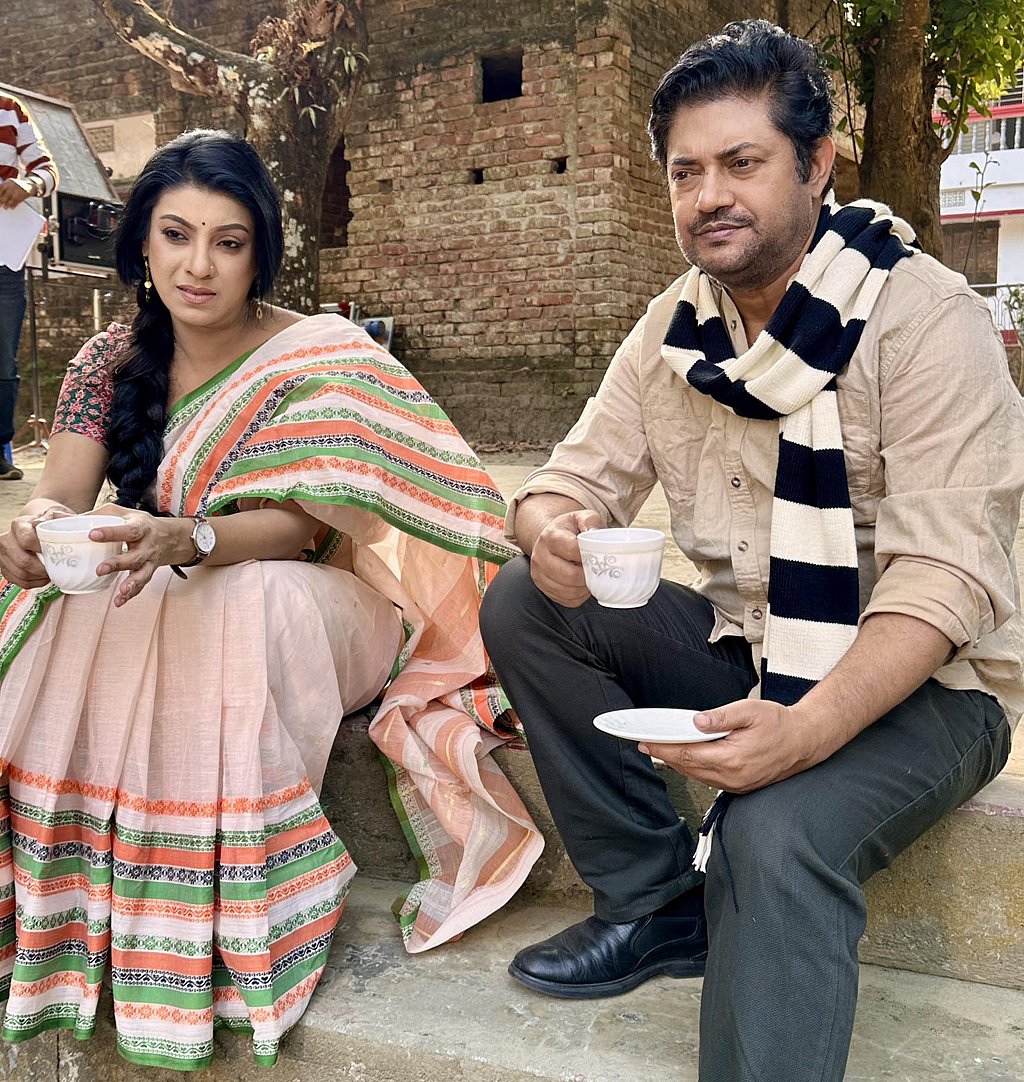 অভিনেত্রী সাদিয়া ইসলাম মৌয়ের সঙ্গে চায়ের কাপ হাতে একটি ছবি পোস্ট করেছেন অভিনেতা আহসান হাবিব নাসিম। ছবির ক্যাপশনে নাসিম লিখেছেন, “ফরিদুর রেজা সাগরের গল্প অবলম্বনে নাটক 'ডাক্তার বাড়ি', নাট‍্যরূপ রাজু আলীম, পরিচালনায় অরুণ চৌধুরি।” 