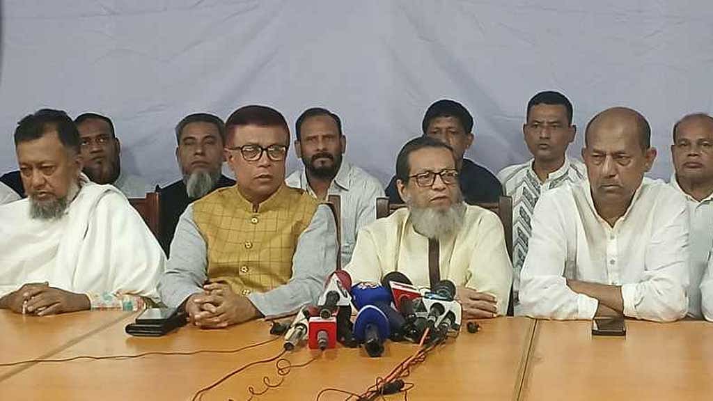 নারায়ণগঞ্জ ক্লাবে এক জরুরি সংবাদ সম্মেলনে নারায়ণগঞ্জ-৫ আসনে বিএনপির মনোনয়ন বঞ্চিত চার নেতা ধানের শীষের প্রার্থী মাসুদুজ্জামানের মনোনয়ন বাতিলের দাবি জানান। 