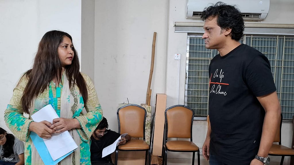 ‘রঙমহাল’ নাটকের রিহার্সাল দৃশ্য। ছবি: ঢাকা থিয়েটারের সৌজন্যে।