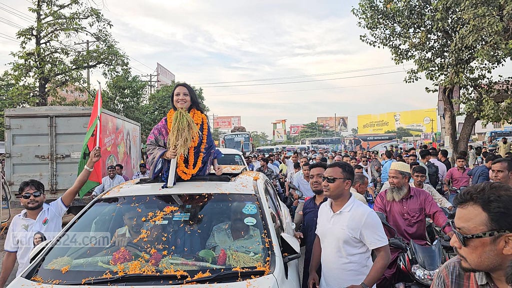 BNP nominee for Natore-1 Farzana Sharmin Putul arrives in the constituency after the party announced her candidacy.