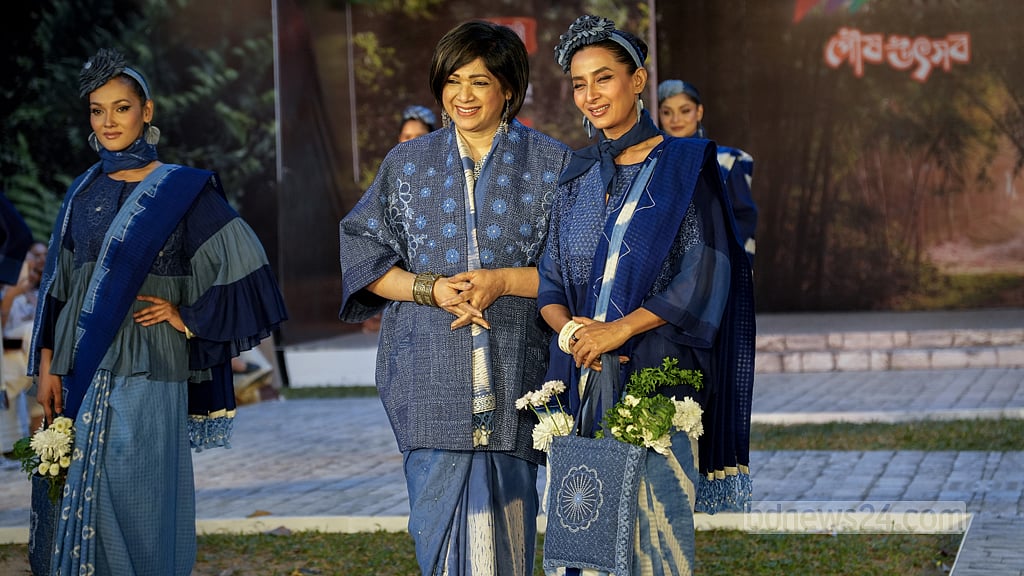 নিজ সৃষ্টি ও মডেলদের সঙ্গে মাহিন খান।