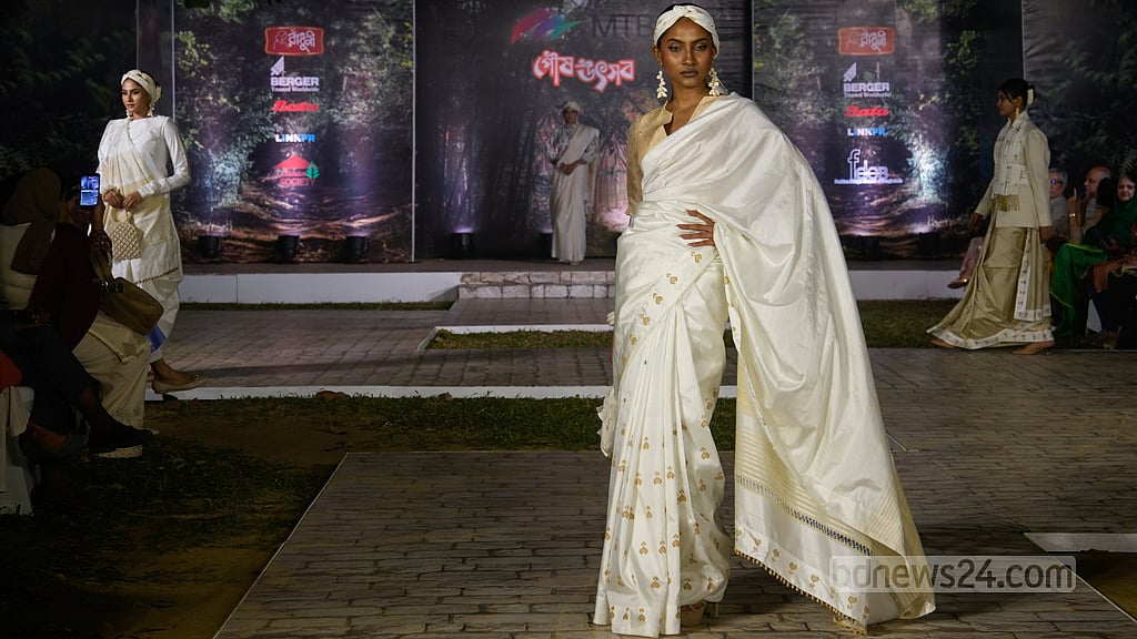 রুখসানা কায়সারের পোশাক পড়ে ক্যাটওয়াকে মডেলরা।