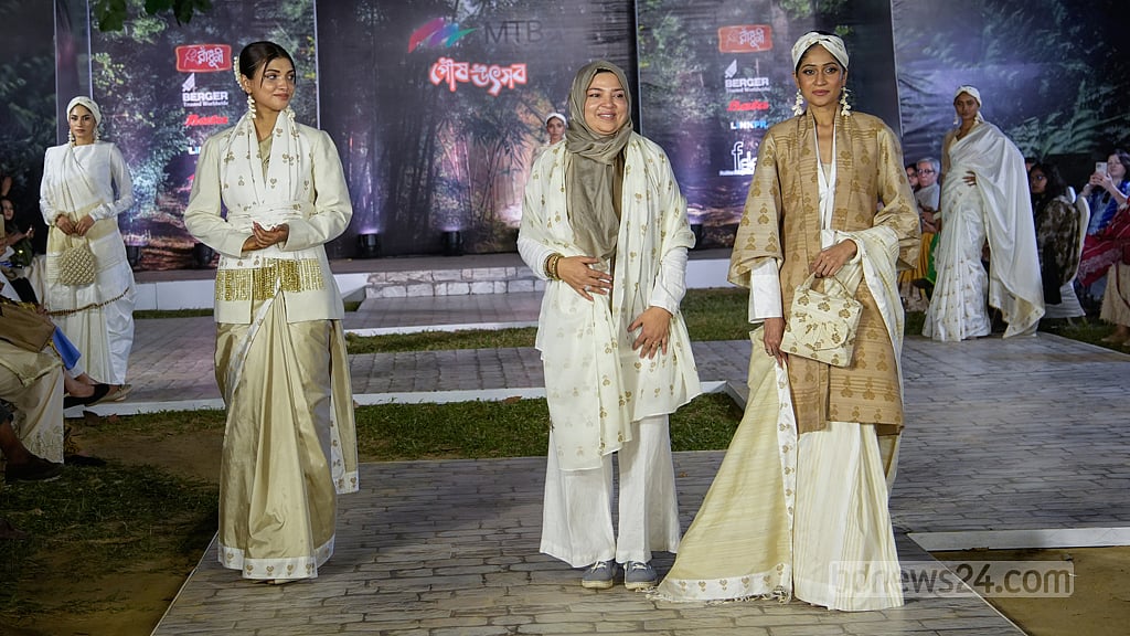 রুখসানা কায়সার ও তার ডিজাইন করা পোশাকে মডেলরা।