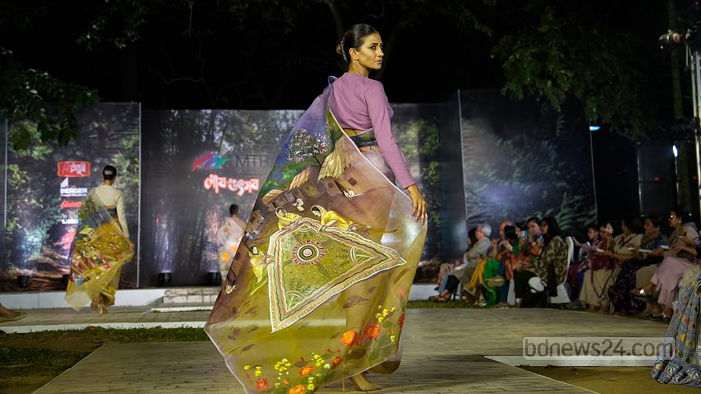 ডিজাইনার সাদিয়া রূপার পোশাক পরে এক মডেল।