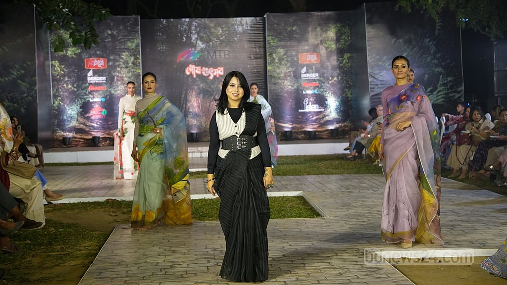 ডিজাইনার সাদিয়া রূপা ও তার ডিজাইন করা পোশাকে মডেলরা।