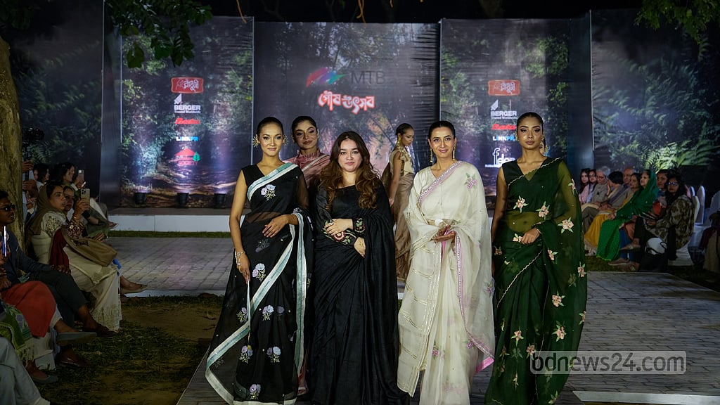 রিমানা ও তার ডিজাইন করা পোশাকে মডেলরা।