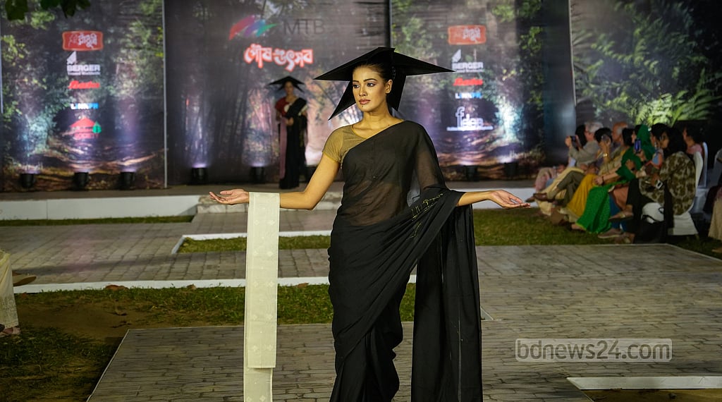 সুবোধ তুই পালিয়ে যা- বিষয় ধরে ফায়জা আহমেদের নকশা করা শাড়িতে মডেল রিবা।