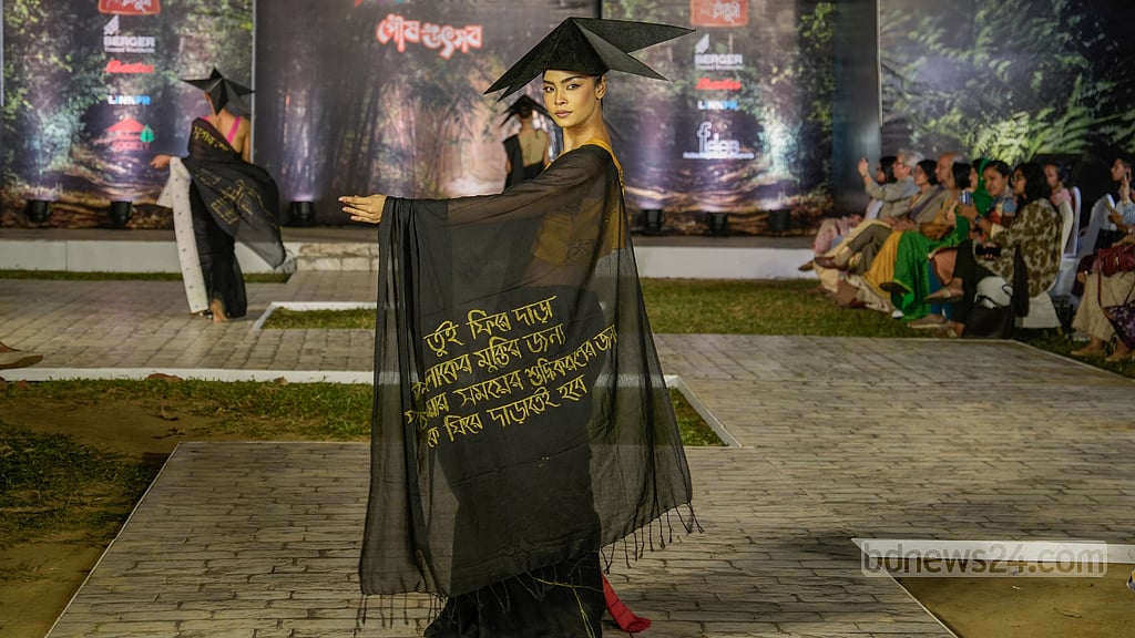 সুবোধ তুই পালিয়ে যা- বিষয় ধরে ফায়জা আহমেদের নকশা করা শাড়িতে মডেল। মডেল: অনামিকা।