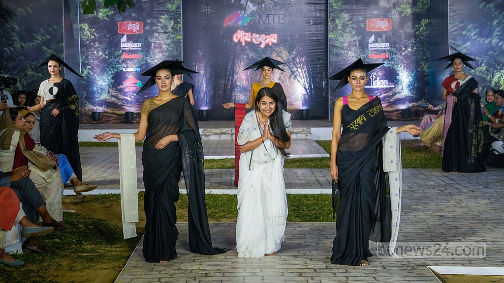 ডিজাইনার ফায়জা আহমেদ ও তার নকশা করা শাড়িতে মডেলরা।