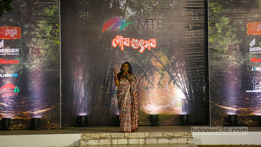 গুলশান সোসাইটির পক্ষ থেকে বক্তব্য রাখছেন শ্রাবন্তী দত্ত।
