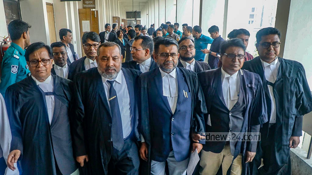 ১ ডিসেম্বর ২০২৫: অভ্যুত্থানে ক্ষমতাচ্যুত সাবেক প্রধানমন্ত্রী শেখ হাসিনা পরিবারের বিরুদ্ধে রাজউকের প্লট দুর্নীতির আরেক মামলার রায় দেয় আদালত; হাসিনার সঙ্গে তার বোন শেখ রেহানা এবং রেহানার মেয়ে টিউলিপ সিদ্দিককে দোষী সাব্যস্ত করে সাত বছরের কারাদণ্ড দেওয়া হয়। ছবি: আব্দুল্লাহ আল মমীন