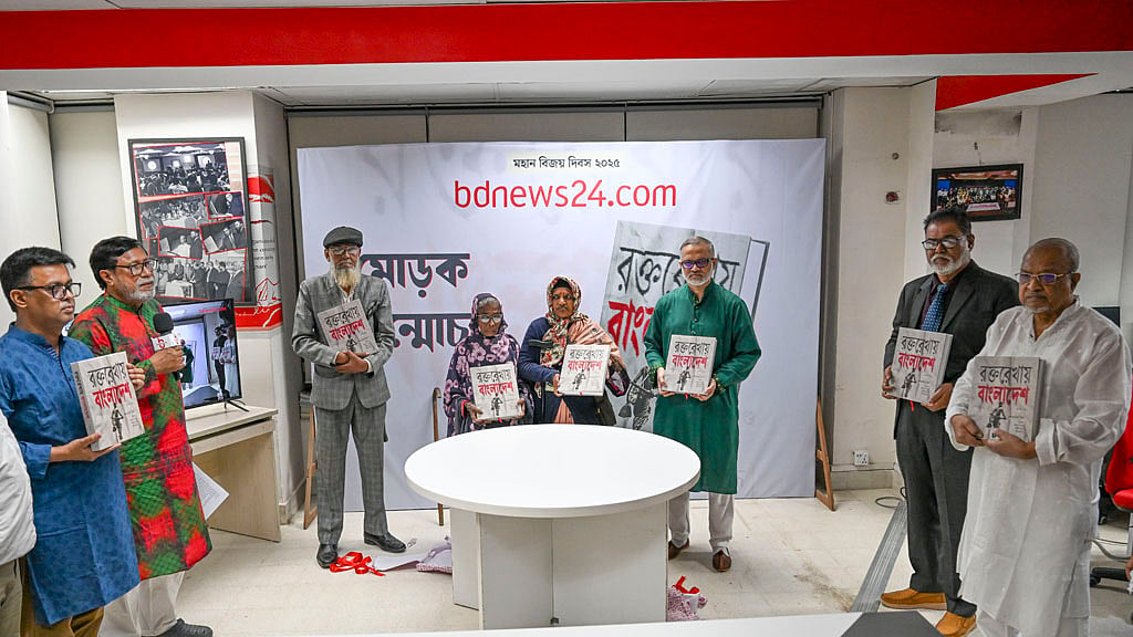 Editor-in-Chief Toufique Imrose Khalidi, alongside Liberation War heroines and freedom fighters, at the launch of bdnews24.com’s three-volume anthology.