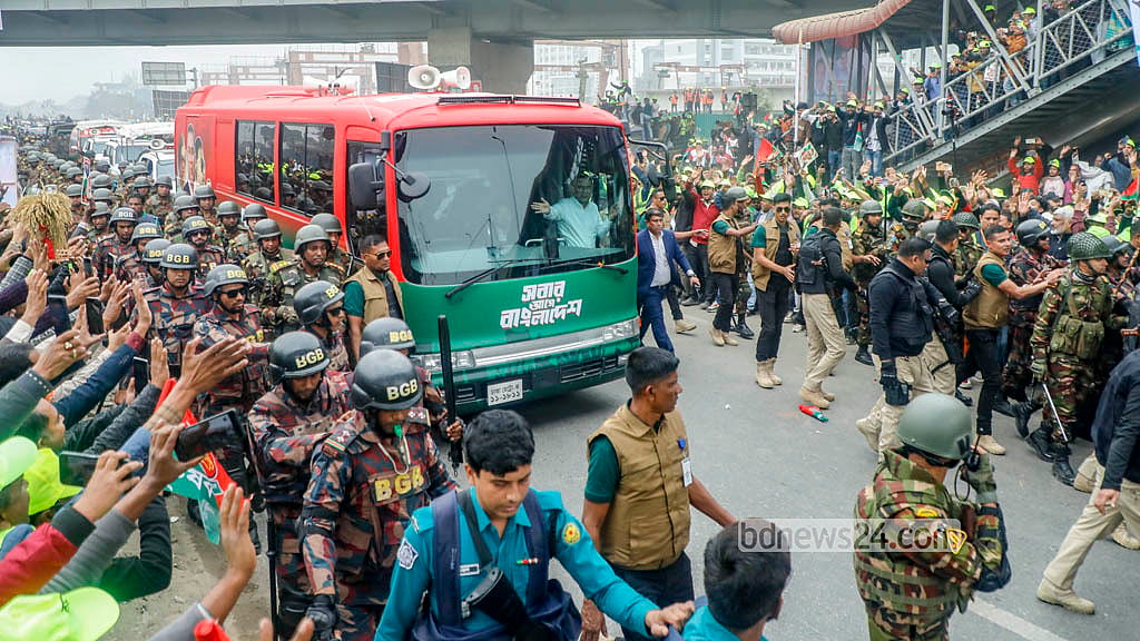 ২৫ ডিসেম্বর ২০২৫: নির্বাসনে দেড়যুগ কাটিয়ে সপরিবারে দেশে ফেরেন বিএনপির ভারপ্রাপ্ত চেয়ারম্যান তারেক রহমান। বিমানবন্দরে তাকে স্বাগত জানান বিএনপির জ্যেষ্ঠ নেতারা। এরপর সেখান থেকে ৩০০ ফিট সড়কে জনসমুদ্রে সংবর্ধনা অনুষ্ঠানে যোগ দেন তারেক। পরে চলে যান এভারকেয়ার হাসপাতালে চিকিৎসাধীন মায়ের কাছে। সেখান থেকে রাতে গুলশানের ১৯৬ নম্বর বাসায় গিয়ে ওঠেন। ছবি: আব্দুল্লাহ আল মমীন 