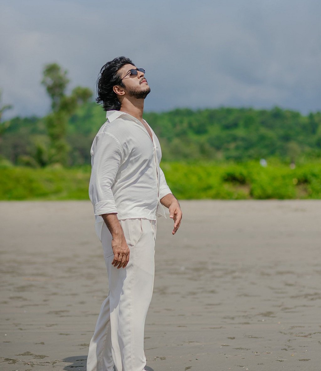 খালি পায়ে বালুর উপর দাঁড়িয়ে কিছু ছবি পোস্ট করে অভিনেতা তৌসিফ মাহবুব লিখেছেন, "আকাশই সীমা নয়, সীমা নির্ধারণ করে আমার মানসিকতা।"